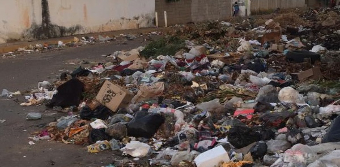 Cuatricentenario sumergido en una montaña de basura. La ciudad clama por limpieza