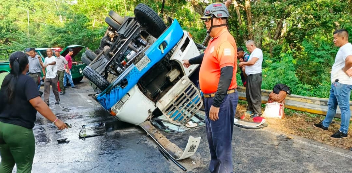 Cuatro heridos deja vuelco de buseta en la carretera La Villa-Maracaibo