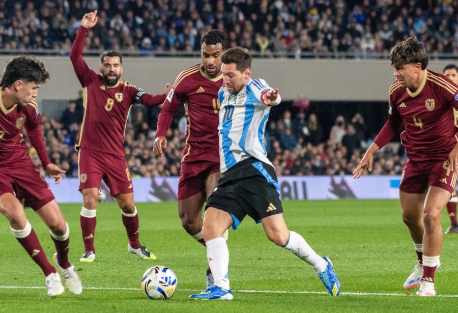 Messi marcó un doblete en su despedida oficial de local y Argentina ganó 3-0 sobre Venezuela