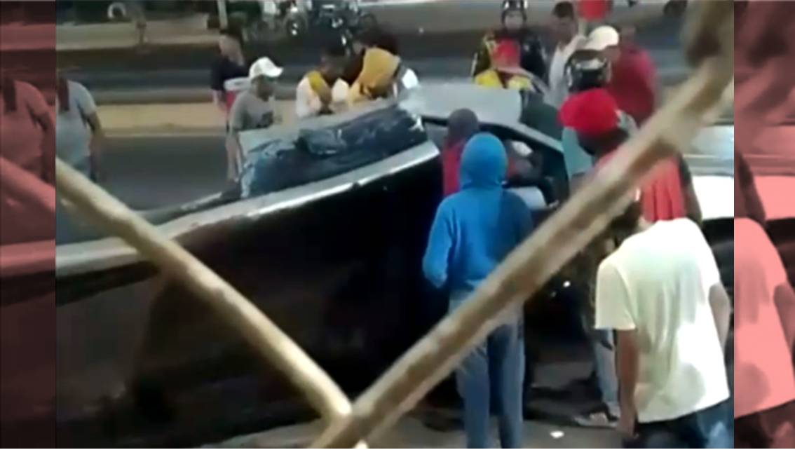 Sin conciencia: Choque de vehículos con volcamiento en el semáforo de Amparo