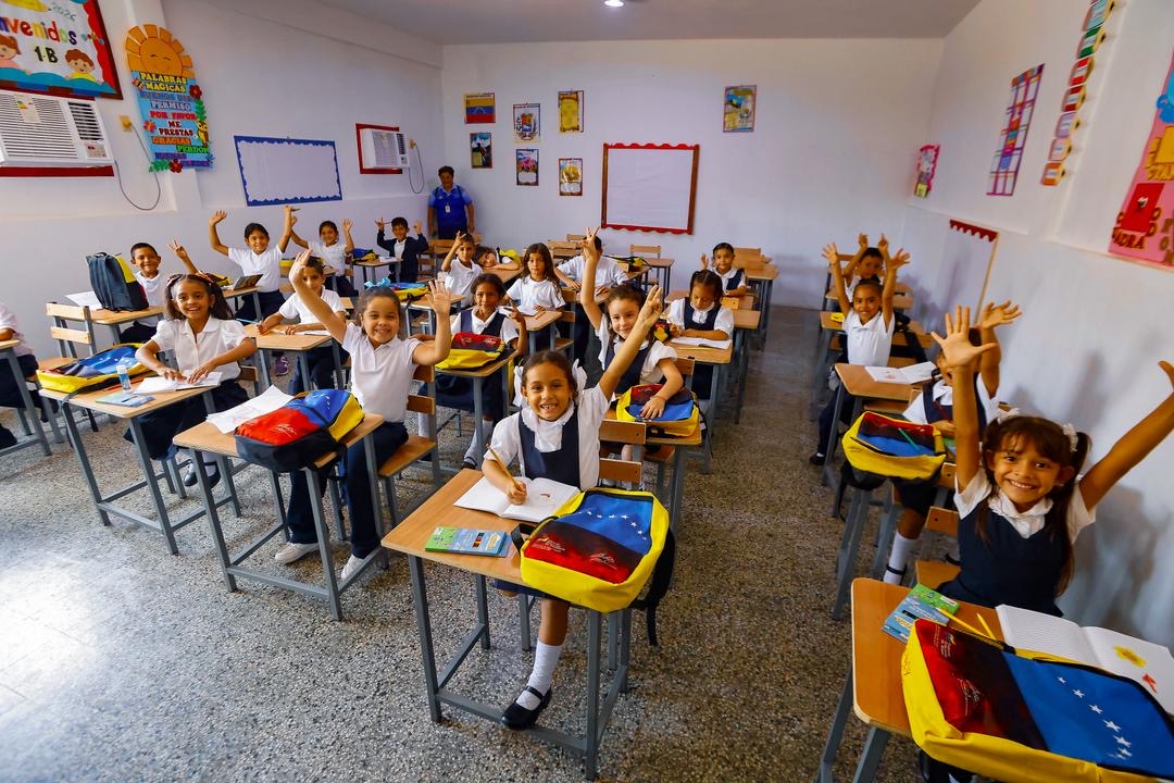 Entregan escuela rehabilitada y anuncian las primeras 40 casas para afectados por sismo en Baralt