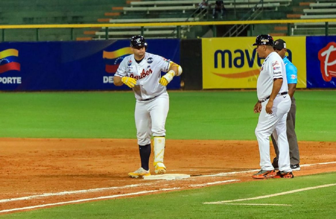 Caribes despliega ofensiva imparable y castiga a las Águilas 19-4