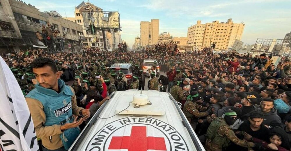 Hamás entrega a los últimos 20 rehenes a Israel