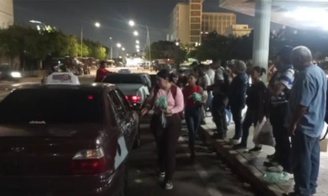 Inseguridad y escasez de transporte golpean las paradas nocturnas del centro de Maracaibo