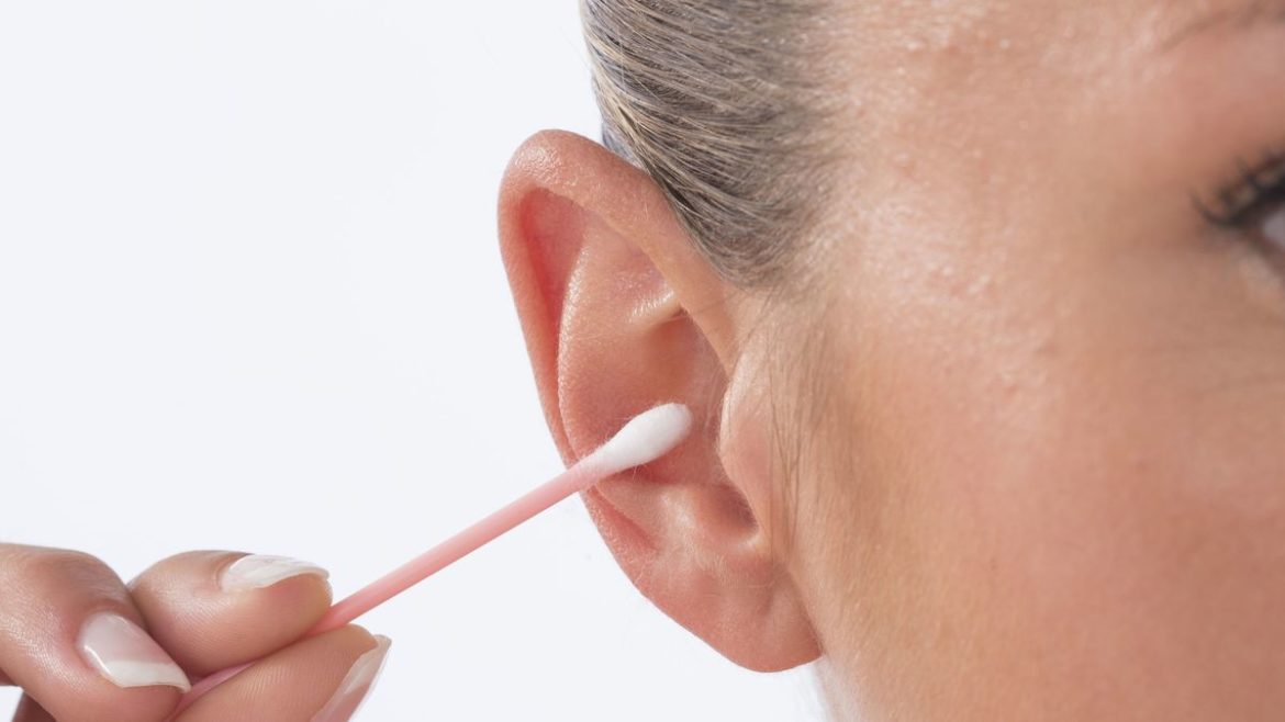 El peligro de limpiar tus oídos con hisopos: riesgos para la salud auditiva