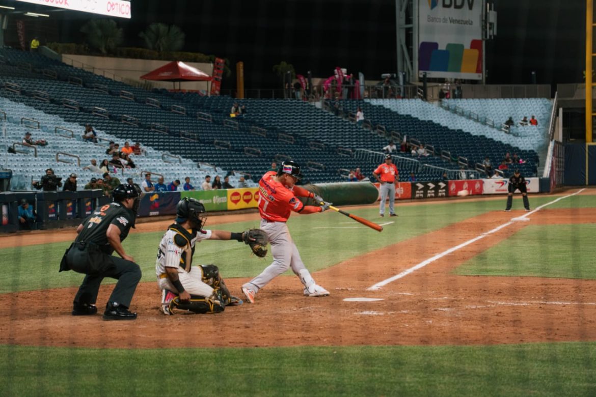 Águilas del Zulia triunfan 7-1 ante Leones para seguir como líderes