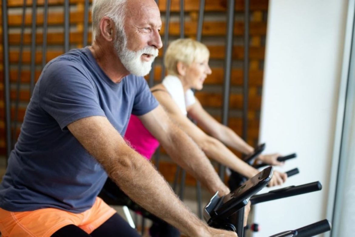 Estudio revela que dos años de ejercicio pueden revertir daño cardíaco por envejecimiento