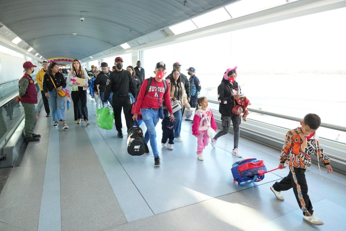 Reanudan repatriaciones desde EE. UU.: Llegan al país 264 venezolanos desde Texas
