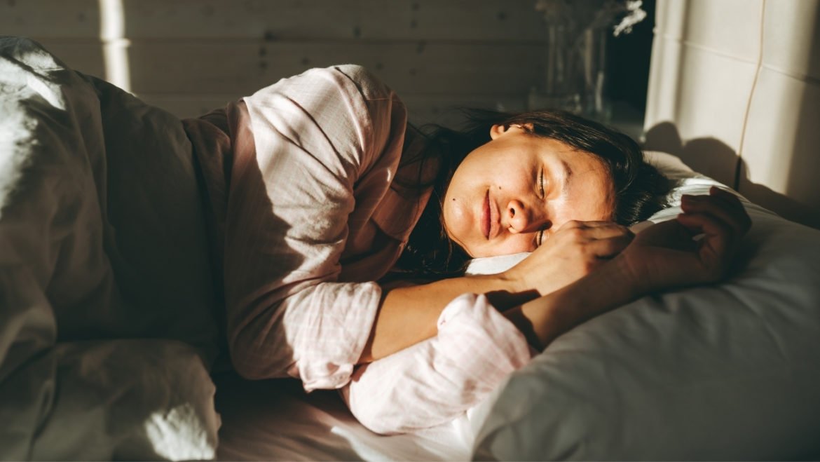 Dormir bien potencia la pérdida de grasa: Estudio revela beneficios clave para las mujeres