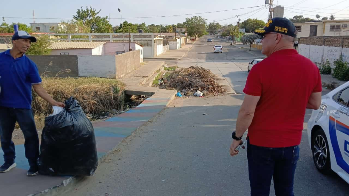 Aplican sanción a sujeto que arrojó escombros en la cañada Caribe