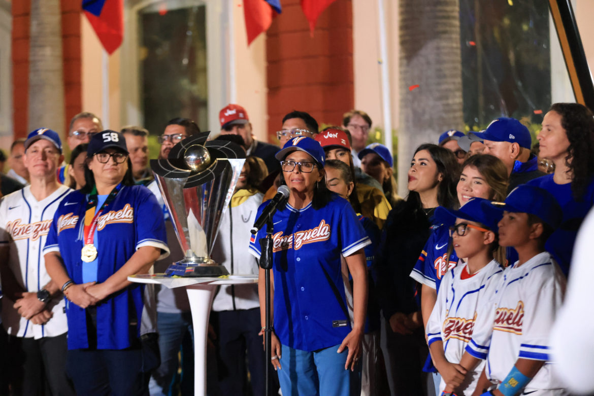 Gobierno recibe la Copa del Clásico Mundial y anuncia creación de Salón de la Fama
