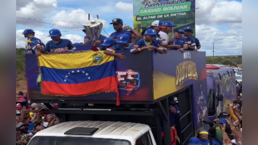 Con gran caravana recibieron en Ciudad Bolívar la Copa del Clásico Mundial de Béisbol
