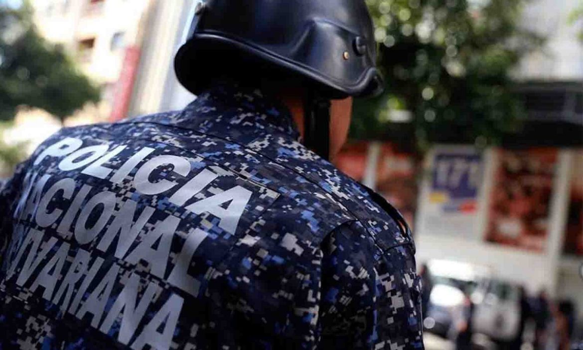 Detenidos dos jóvenes PNB “gestores”: Cobraban en divisas por trámites del Saime, Intt, y otros