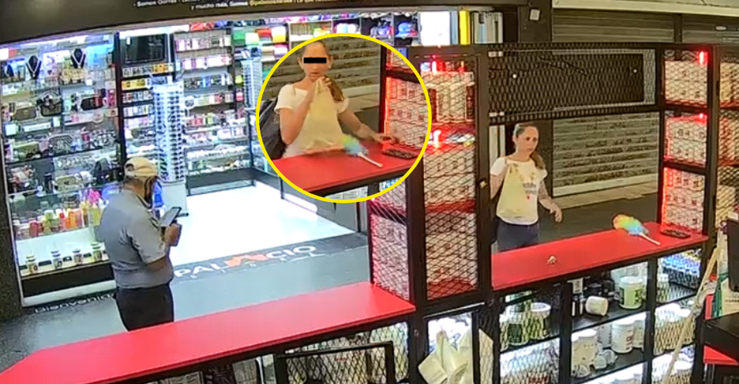 Mujer es captada hurtando un teléfono de local en Galerias Mall