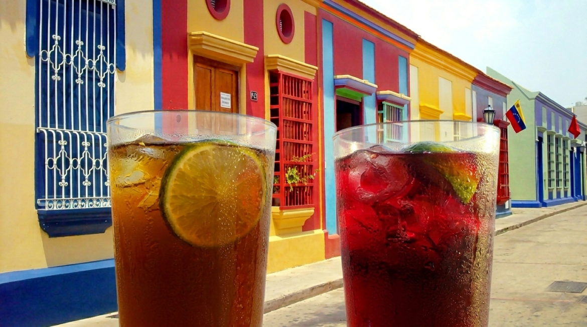 El poder del papelón con limón y el té de jamaica contra el calor