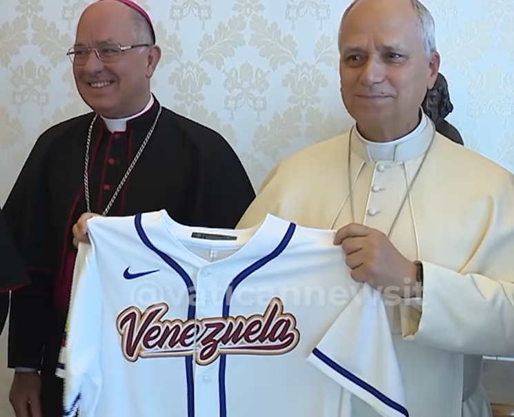 El Papa León XIV recibe camiseta de Venezuela del Clásico Mundial de Béisbol