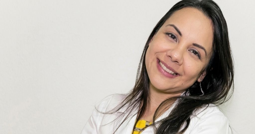 Médico venezolana impulsa innovadora técnica al tratar exitosamente nódulos tiroideos sin cirugía abierta en Chile