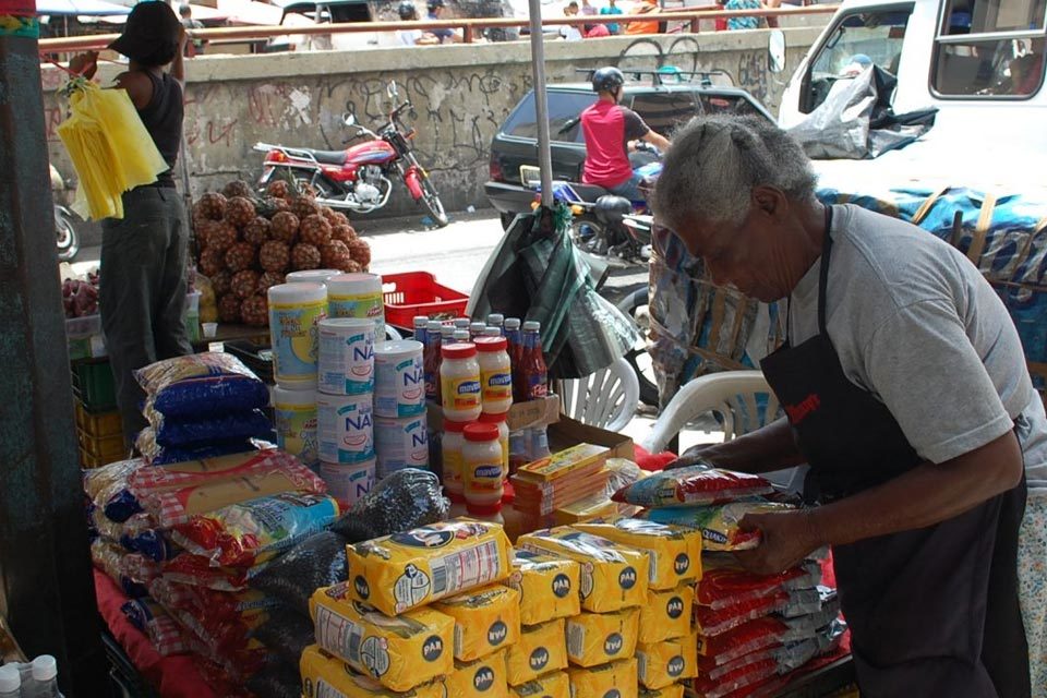 Canasta básica familiar en Venezuela roza los 960 dólares mensuales, según Cedice