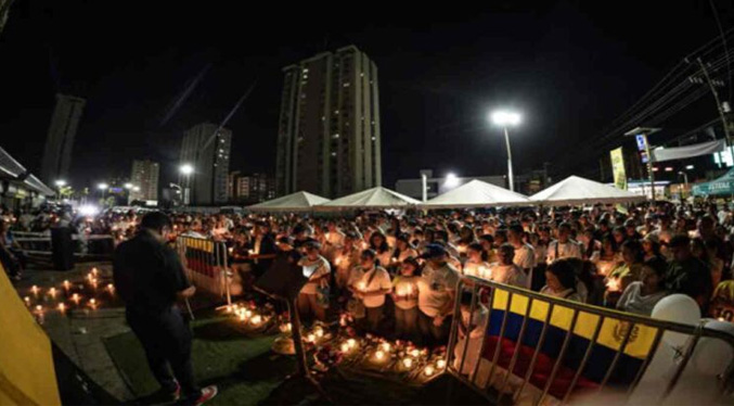 Cientos de venezolanos homenajean en vigilias a las víctimas de los terremotos