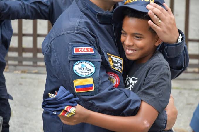 El abrazo de la vida: niño rescatado en La Guaira se reencuentra con sus héroes colombianos