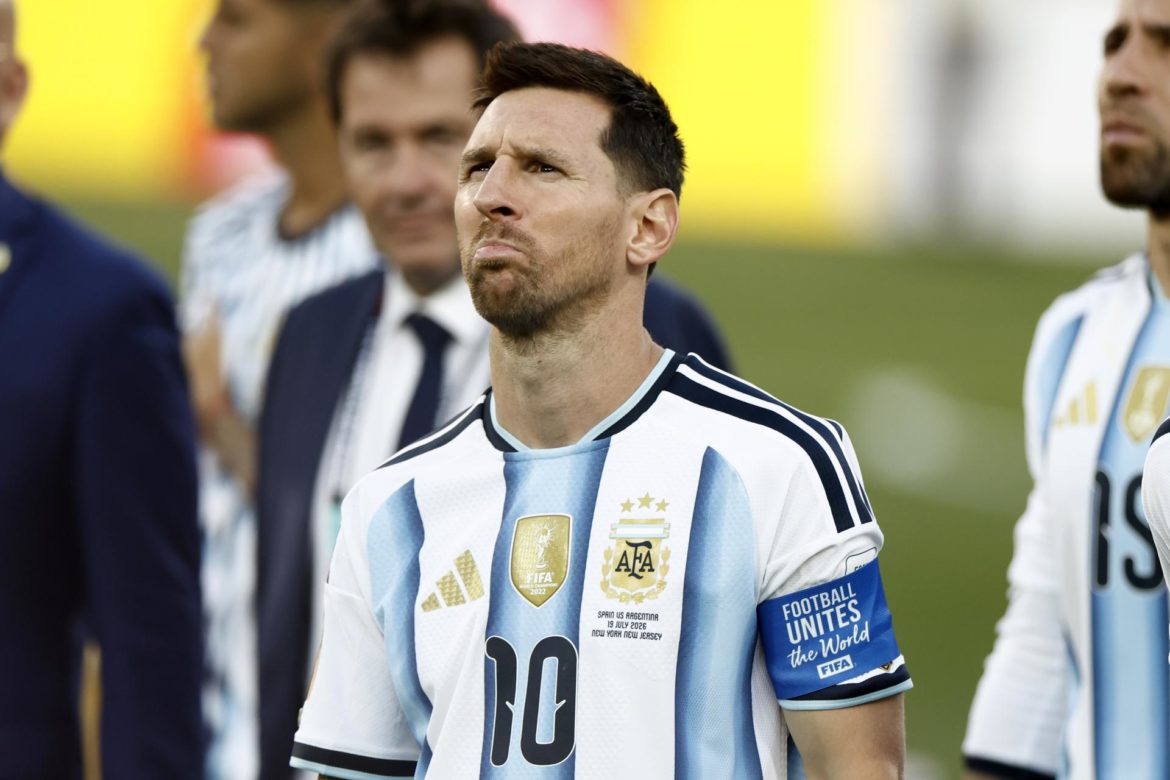 Lionel Messi regresa a Argentina en avión privado tras la derrota mundialista