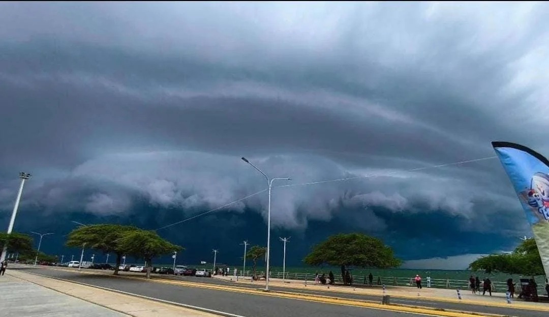 Impresionante tromba marina sobre el Lago de Maracaibo sorprendió a los zulianos la tarde del domingo