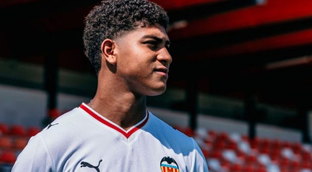Román Davis, del Juvenil A del Valencia, recibe la llamada de la absoluta de Venezuela