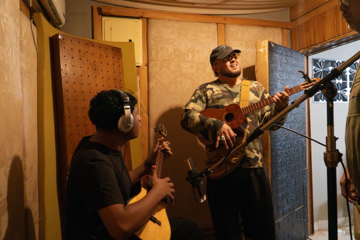Cáceres graba la primera canción que escribió en su vida junto a niños de El Semillero