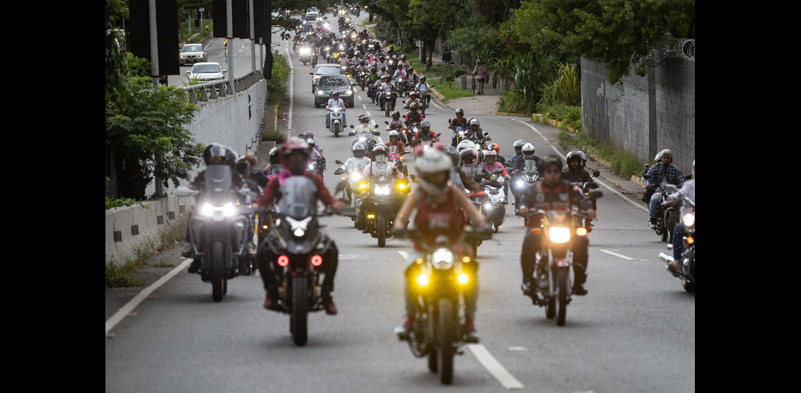 Venezolanos salen en caravana por Caracas para recaudar fondos contra el cáncer de mama